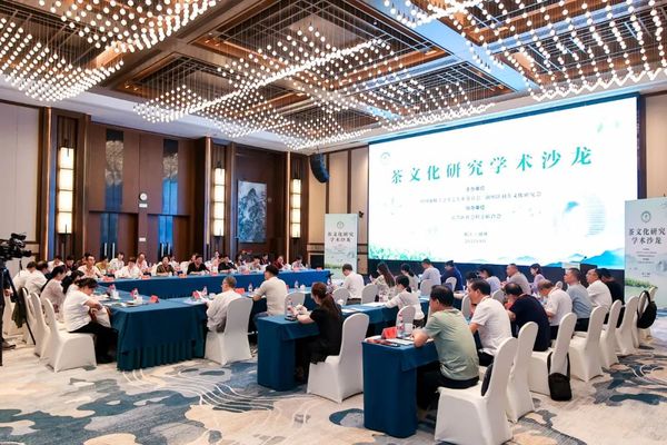 北京老舍茶馆有限公司董事长尹智君应邀参加中国茶叶学会茶艺专业委员会、湖州陆羽茶文化研究会联合在浙江省湖州市主办茶文化研究学术沙龙